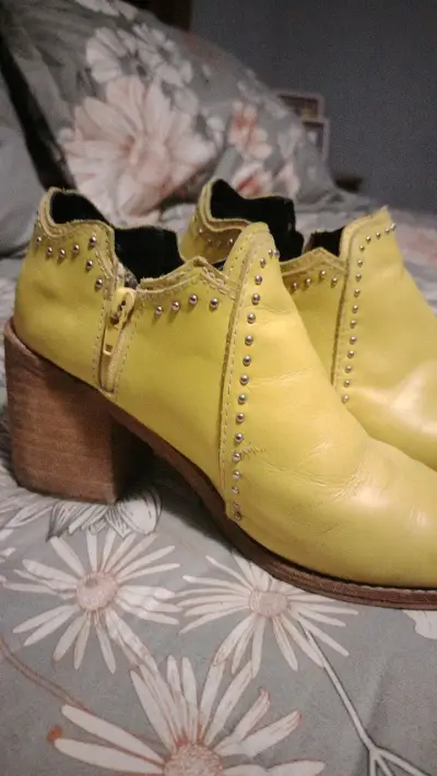 Botines amarillos de cuero con tachas - miniatura 6