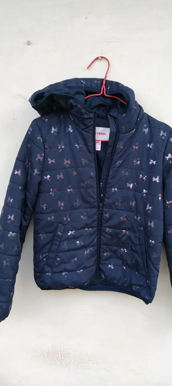 Chaqueta acolchada  con capucha.