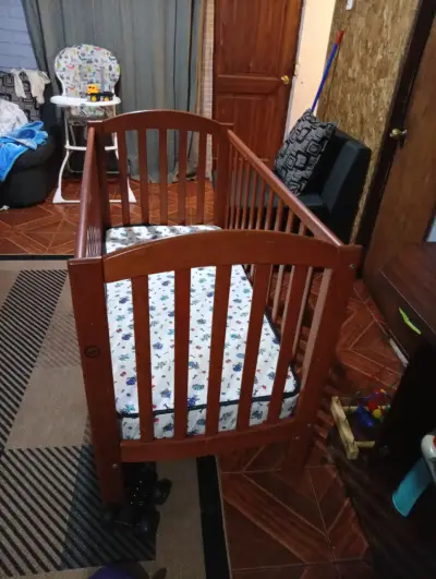 Cuna de madera para bebé con colchón - miniatura 1