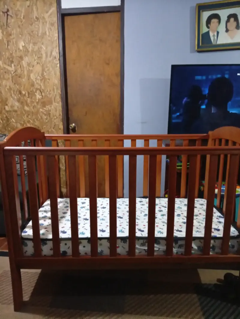 Cuna de madera para bebé con colchón - 3