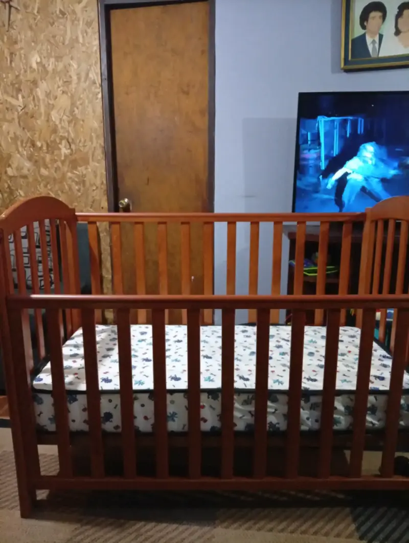 Cuna de madera para bebé con colchón - 4