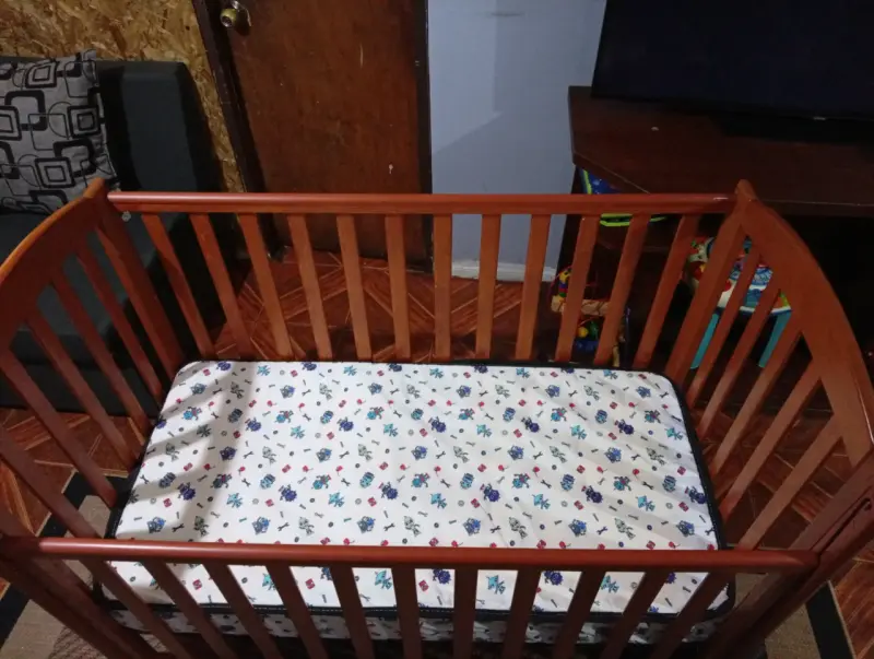 Cuna de madera para bebé con colchón - 5
