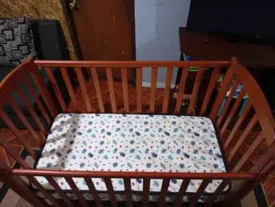 Cuna de madera para bebé con colchón - miniatura 5