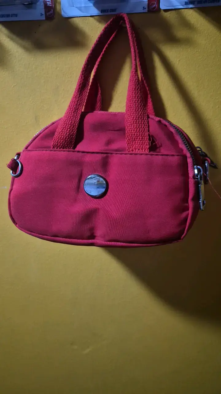 Bolso de mano rojo con triple cierre