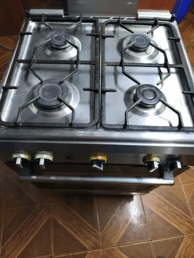 Cocina a gas de 4 quemadores con horno - miniatura 1