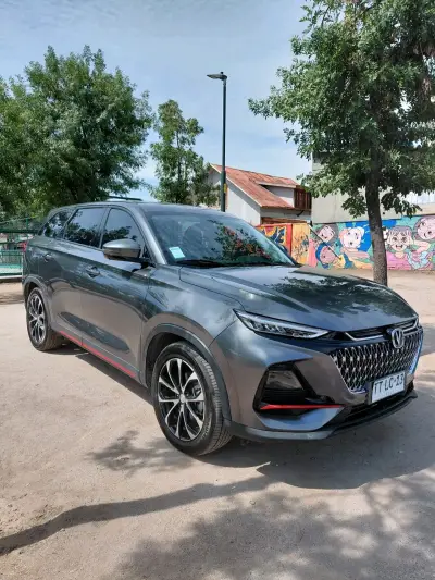 SUV Changan gris en buen estado - miniatura 1