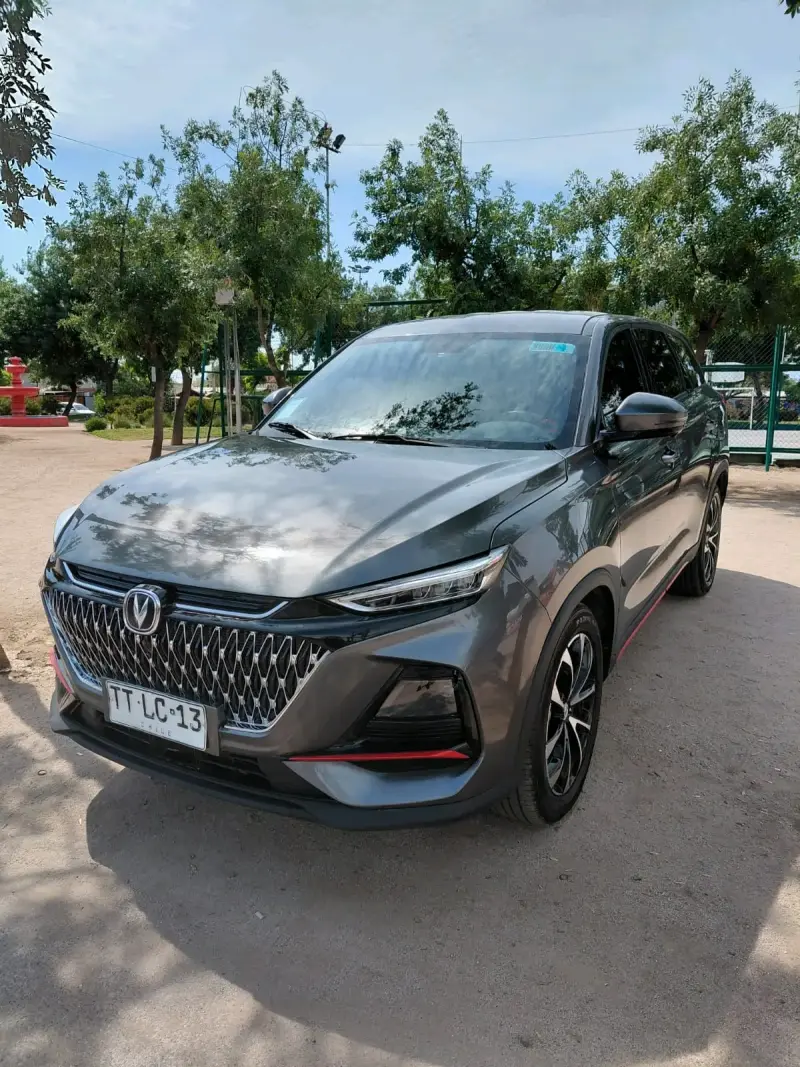 SUV Changan gris en buen estado - 2