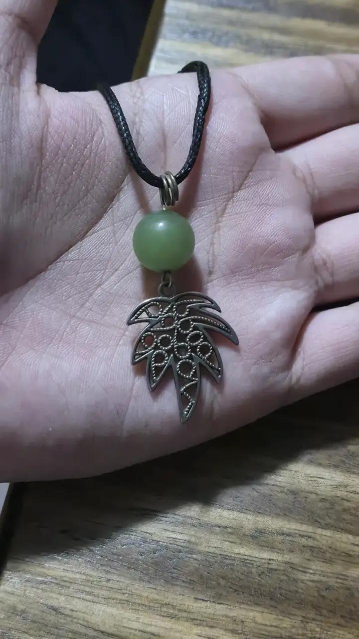 Collar con dije de hoja y piedra verde