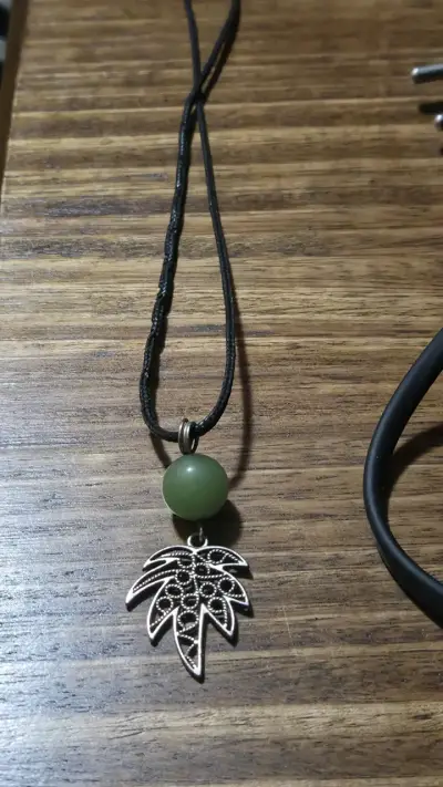 Collar con dije de hoja y piedra verde - miniatura 2