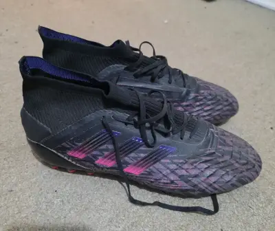 Botines de fútbol Adidas Predator negros y morados - miniatura 1