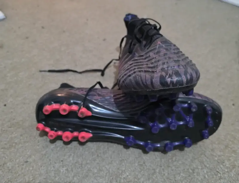 Botines de fútbol Adidas Predator negros y morados - 2