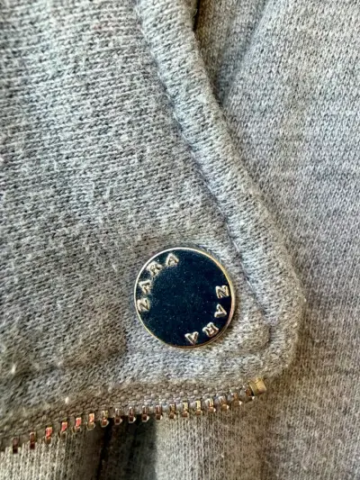 Chaqueta gris ZARA con cierre y detalles acolchad - miniatura 4