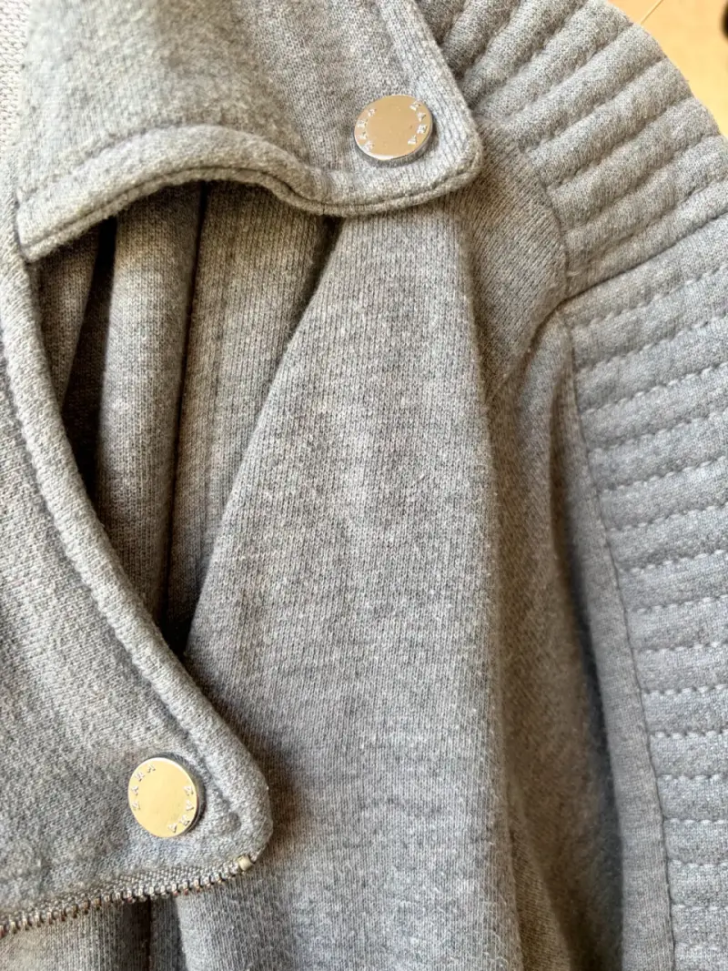 Chaqueta gris ZARA con cierre y detalles acolchad - 6