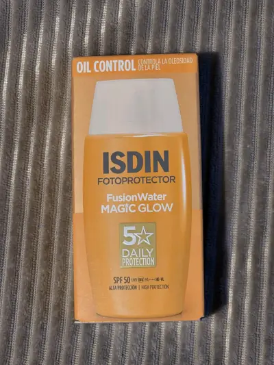 Protector solar ISDIN Fusion Water Magic Glow SPF 50 - miniatura 1