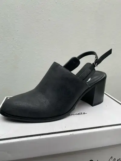 Zapato de tacón negro con correa ajustable - miniatura 1