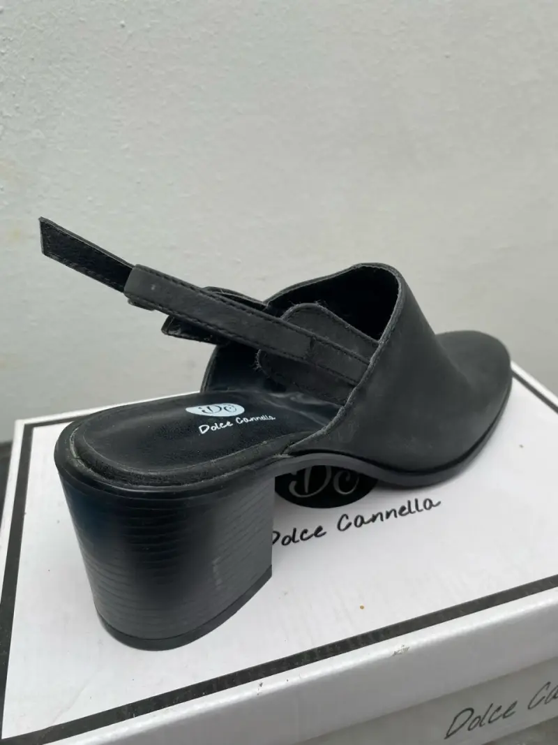 Zapato de tacón negro con correa ajustable - 2