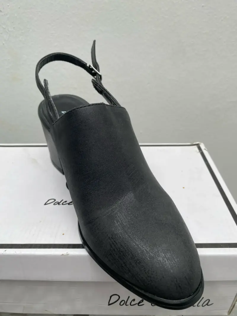 Zapato de tacón negro con correa ajustable - 3