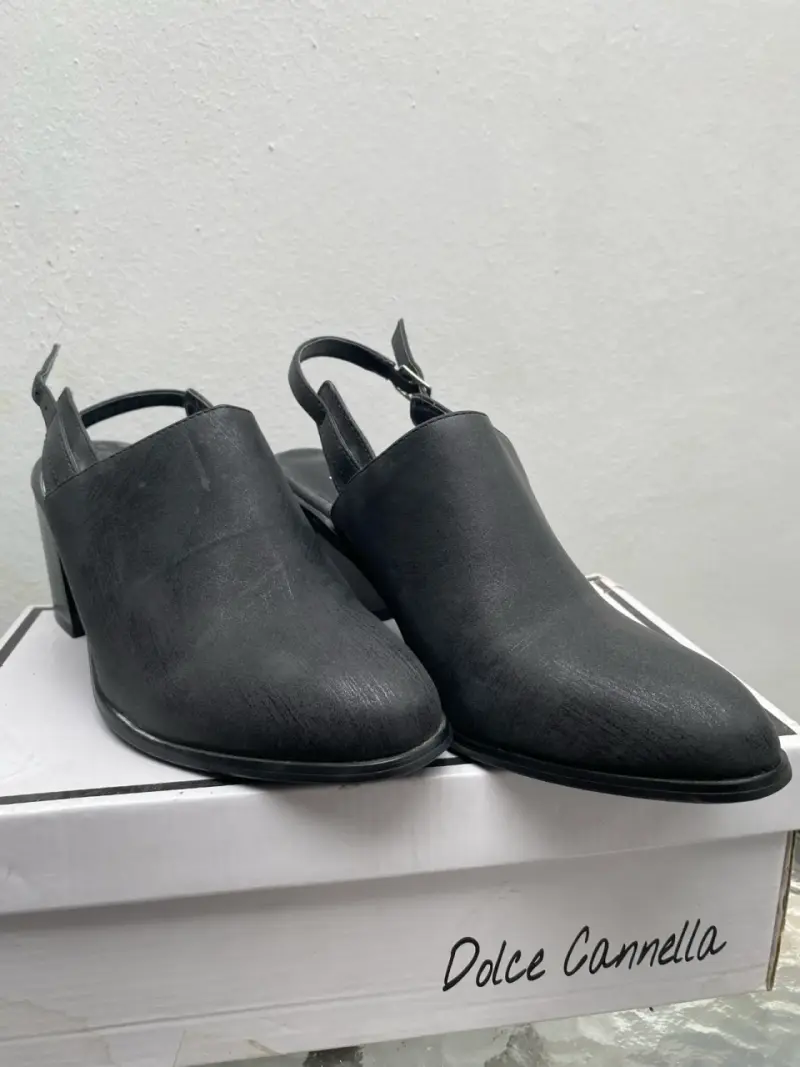 Zapato de tacón negro con correa ajustable - 4