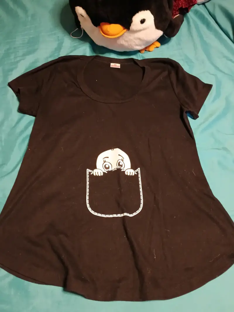 Polera negra con diseño de bolsillo divertido