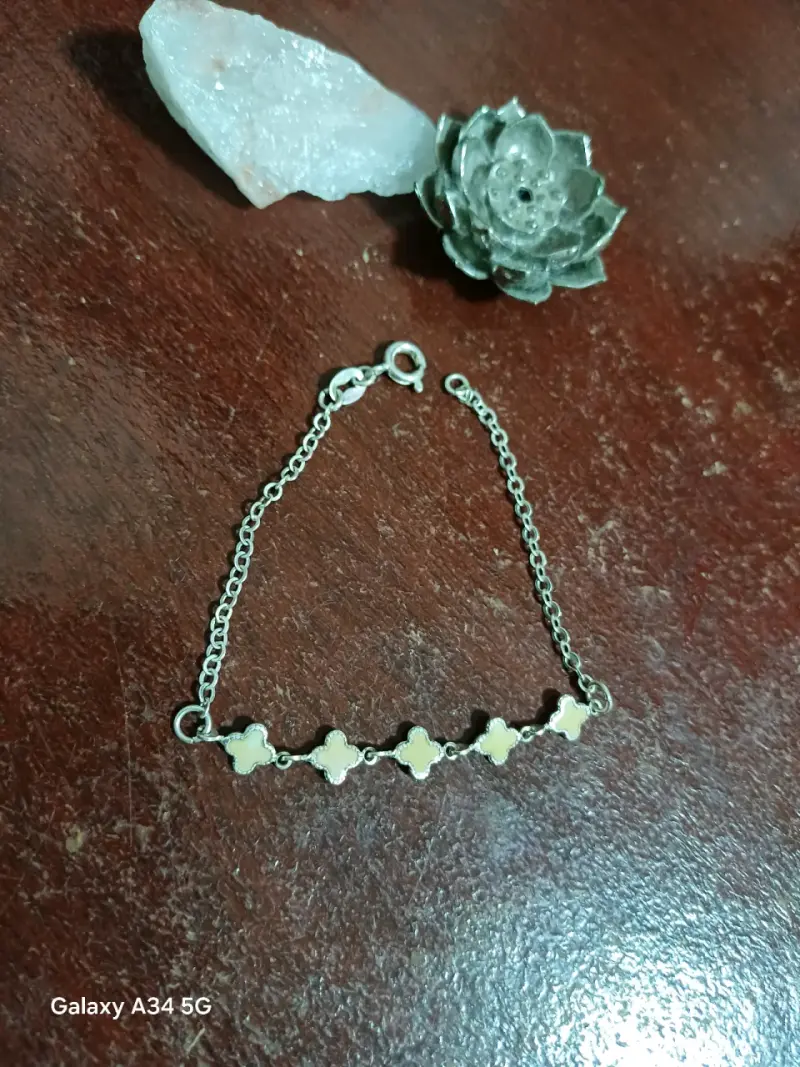 Pulsera de plata con diseño floral y sonriente - 2