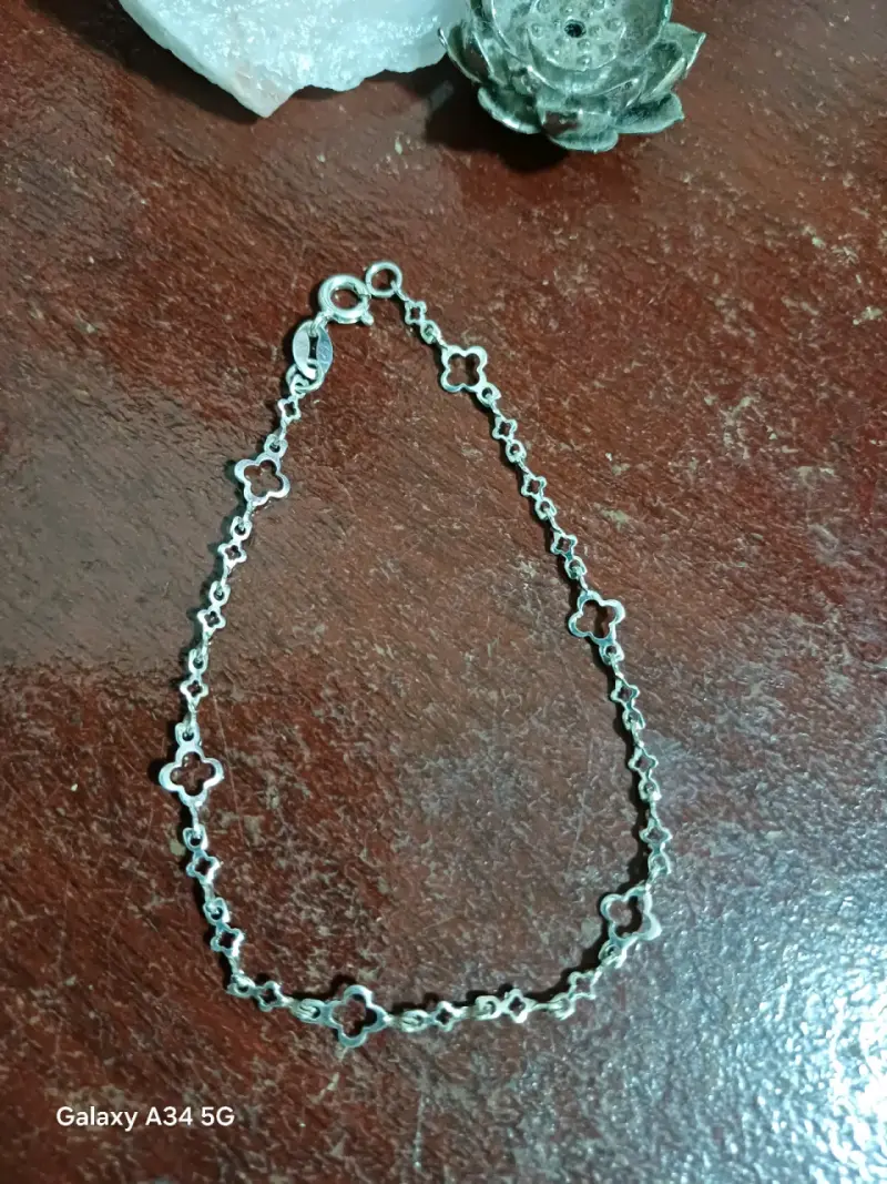 Pulsera de plata con diseño floral y sonriente - 3