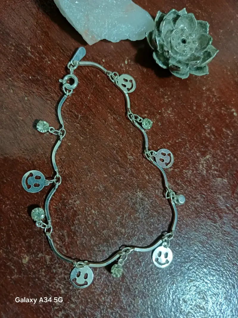 Pulsera de plata con diseño floral y sonriente - 4