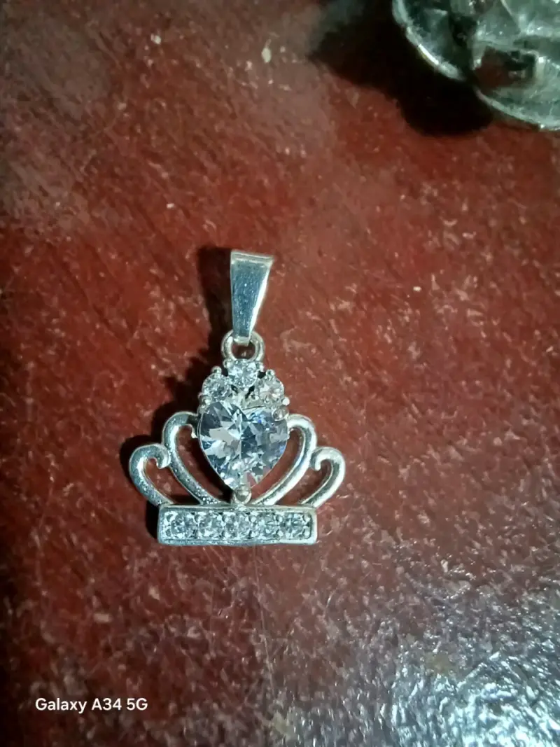 Conjunto de joyas de plata con dijes y aretes