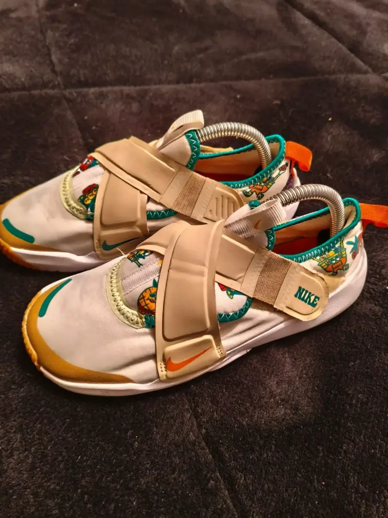 Zapatillas deportivas Nike para niños con diseño colorido - 1