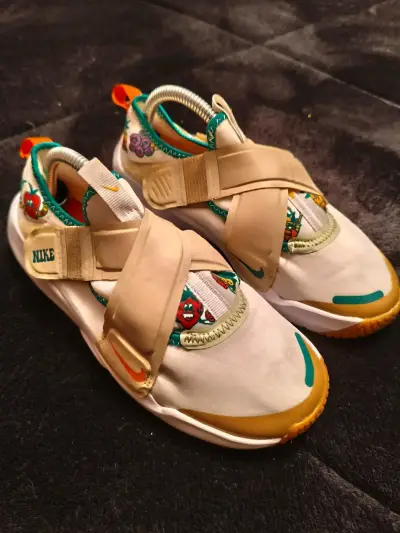 Zapatillas deportivas Nike para niños con diseño colorido - miniatura 2