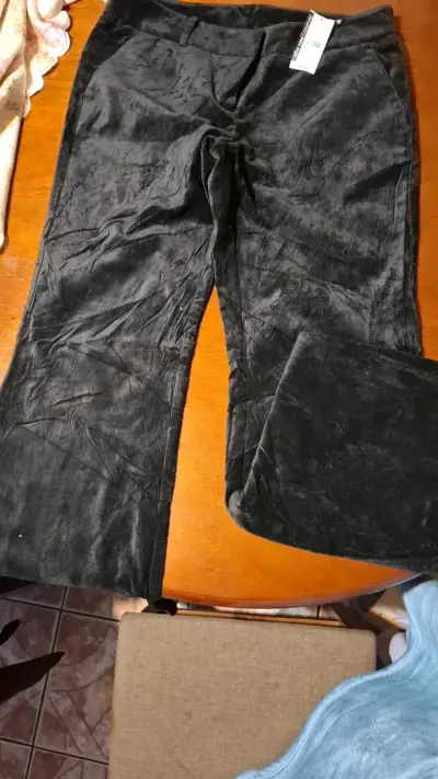 Pantalones de terciopelo negro para mujer - miniatura 1
