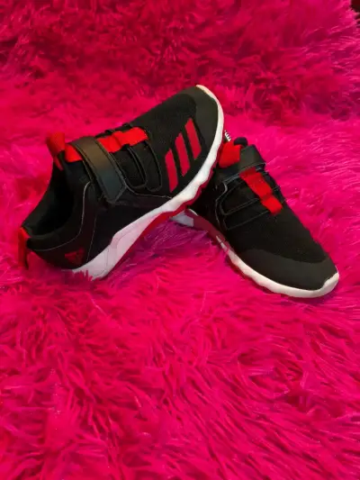 Zapatillas deportivas negras y rojas para niños - miniatura 1