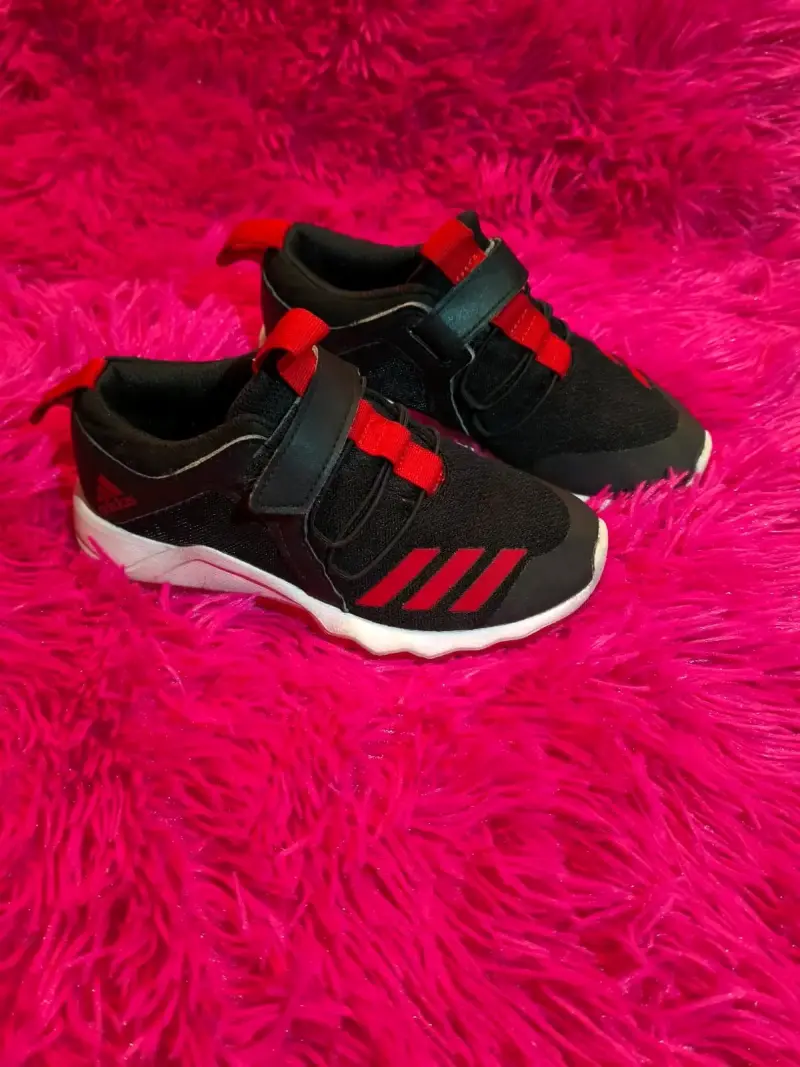 Zapatillas deportivas negras y rojas para niños - 2