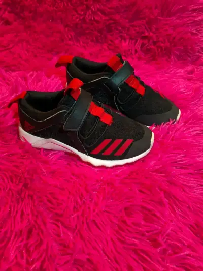 Zapatillas deportivas negras y rojas para niños - miniatura 2