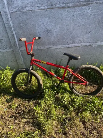 Bicicleta BMX roja para acrobacias - miniatura 1