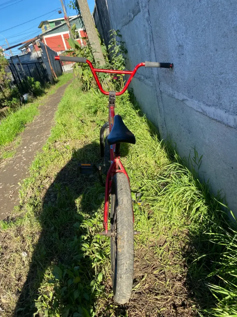 Bicicleta BMX roja para acrobacias - 2