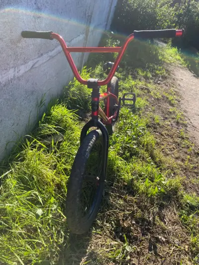 Bicicleta BMX roja para acrobacias - miniatura 3