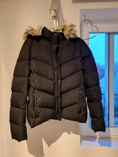 Chaqueta de invierno negra con capucha de piel Gap - miniatura 1