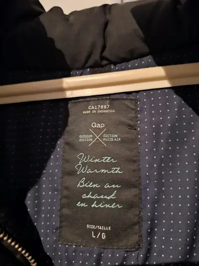 Chaqueta de invierno negra con capucha de piel Gap - miniatura 2