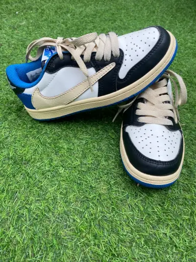 Zapatillas deportivas Nike Travis blancas y negras - miniatura 2