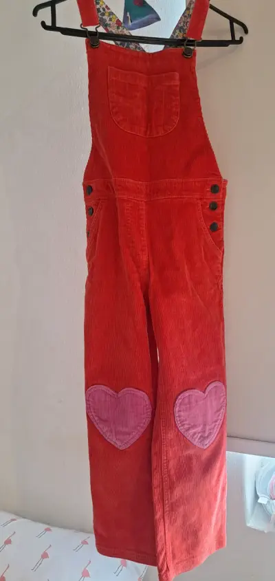 Jardinera de pana roja para niña con parches de corazón - miniatura 1