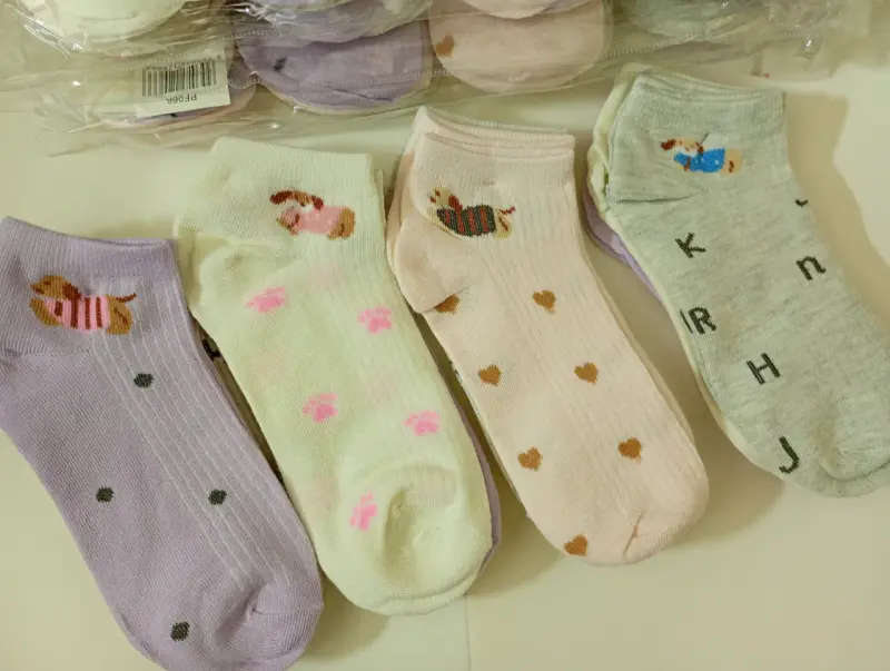 Docenas de calcetines cortos con diseños variados