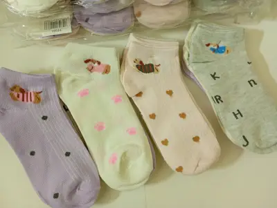 Docenas de calcetines cortos con diseños variados - miniatura 1
