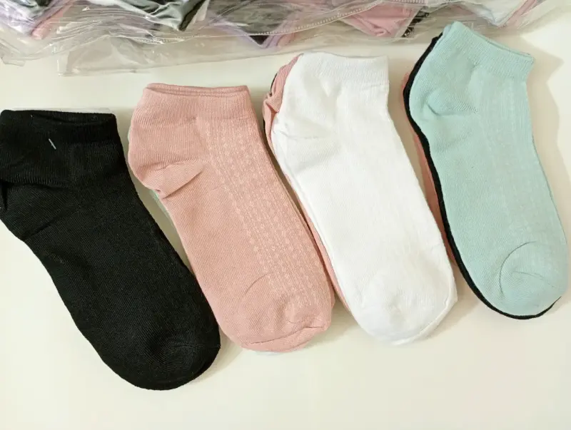Docenas de calcetines cortos con diseños variados - 3
