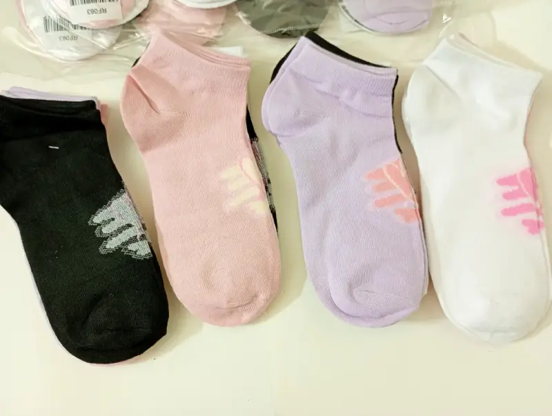 Docenas de calcetines cortos con diseños variados - 4