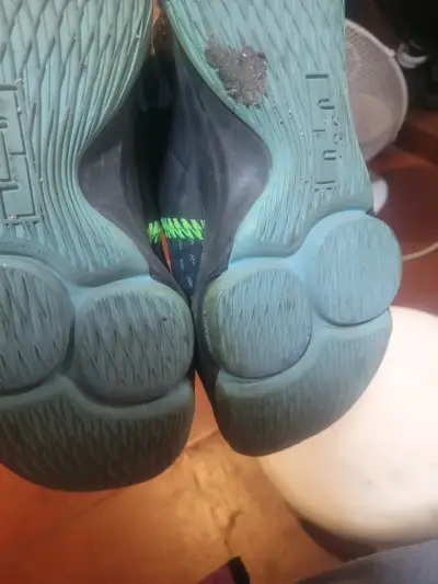 Zapatillas deportivas Nike negras y verdes - miniatura 1