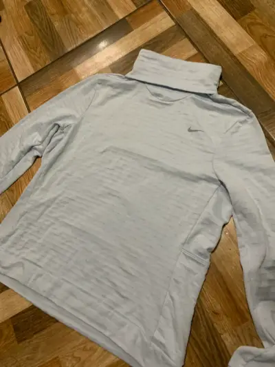 Polera deportiva Nike gris con cuello therma-fit - miniatura 1