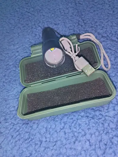Linterna LED recargable con estuche y cable USB - miniatura 1