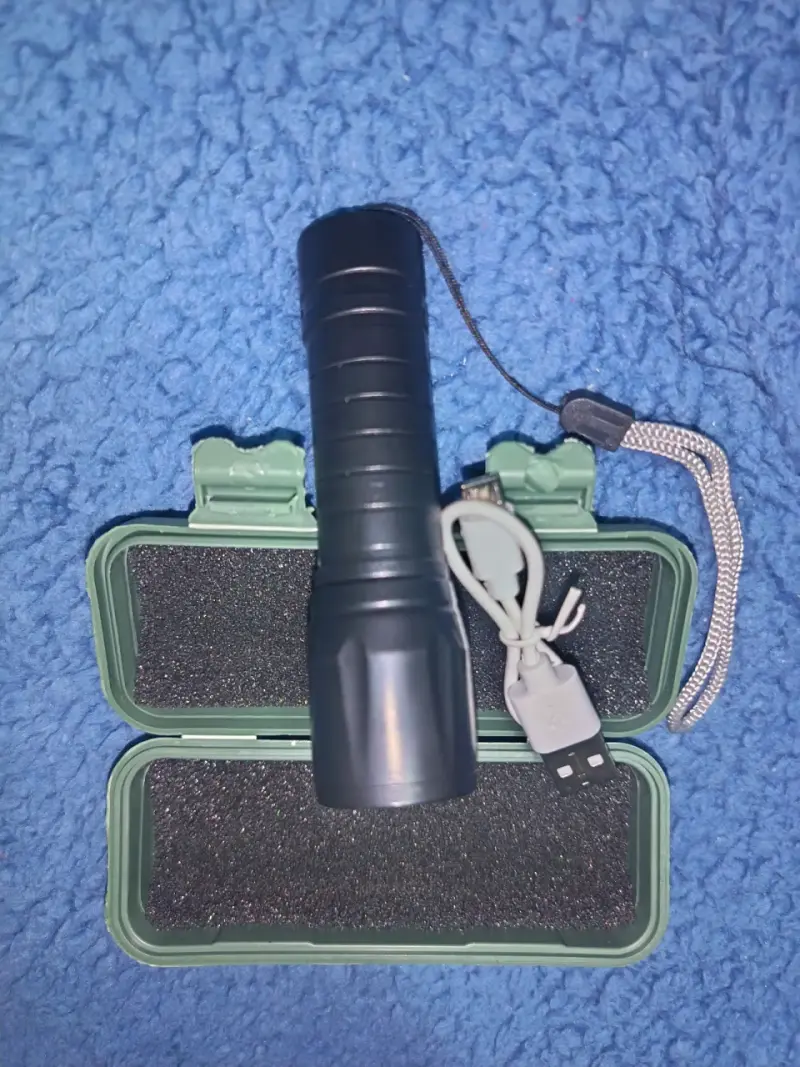 Linterna LED recargable con estuche y cable USB - 2