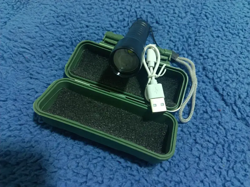 Linterna LED recargable con estuche y cable USB - 3