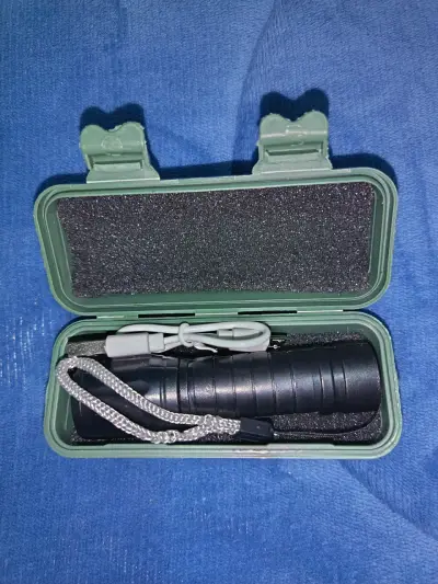 Linterna táctica recargable con estuche - miniatura 1